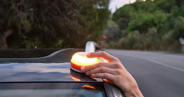 La DGT reconoce que «es bueno hacer una reflexión» sobre el uso de la baliza V-16
