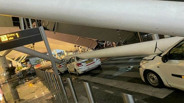 Teroare pe aeroportul din New Delhi, după ce un acoperiș s-a prăbușit în timpul furtunii. Un mort, mai mulți răniți, zeci de curse anulate