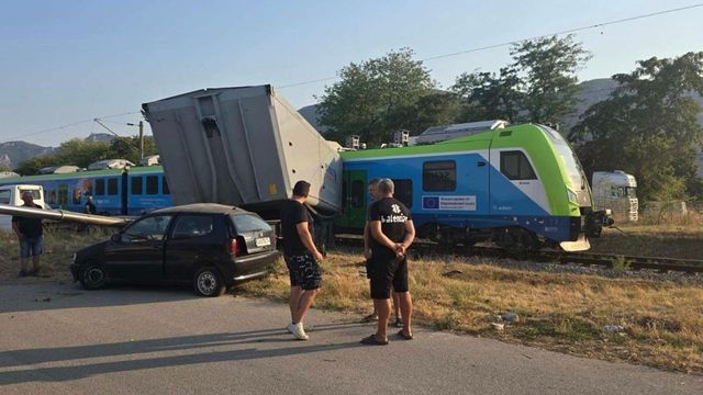 Влак е ударил тир на жп прелез преди гара Враца, движението на влаковете е спряно