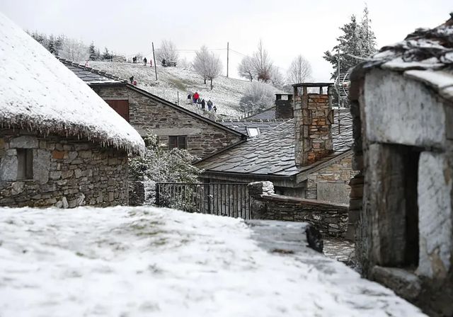 El temporal de nieve pone bajo aviso a diez comunidades y ya afecta a 50 carreteras