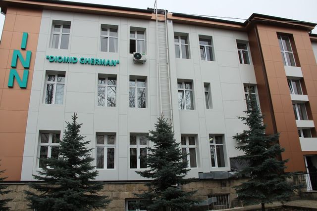 Un pacient de 73 de ani a murit după ce a căzut de la etajul trei al Institutului de Neurologie din Chișinău