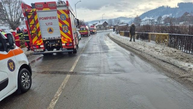 Doi adulți și patru copii au căzut cu mașina în râul Bistrița