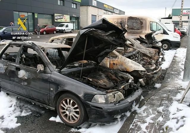 Detenido un gijonés por calcinar cinco coches: ayudó a una amiga a quemar el vehículo de su ex