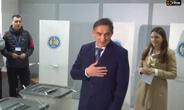 Alexandr Stoianoglo votează, împreună cu familia