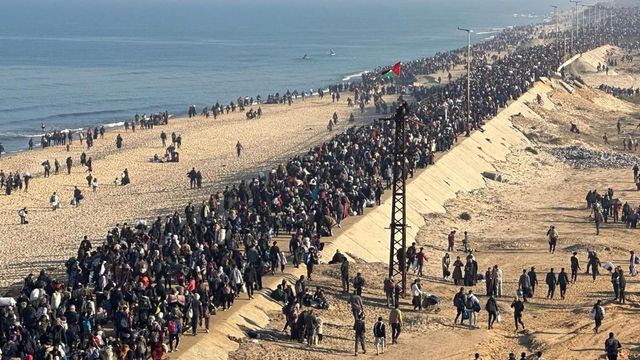 Miles de palestinos desplazados comienzan a regresar al norte de Gaza tras acuerdo entre Israel y Hamás