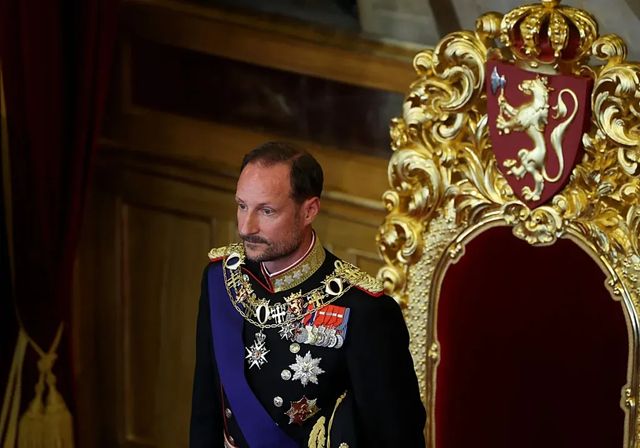 Haakon VII jura la Constitución noruega sin la reina Mette Marit a su lado