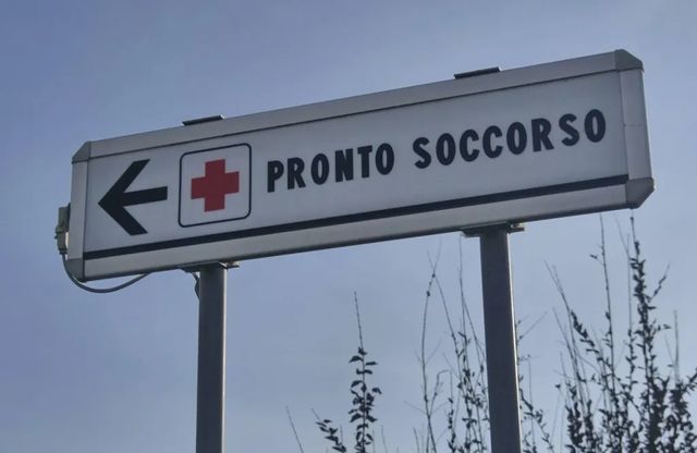 Auto contro un muretto nel Barese, morti fratello e sorella