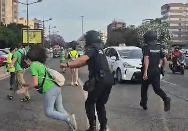 El policía que empujó a la docente declara que no pretendía hacerle daño y que siguió el protocolo