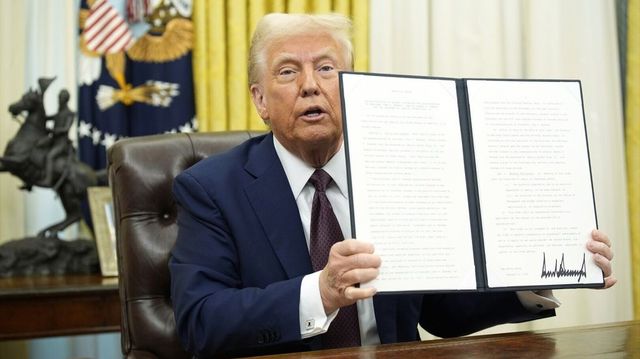 Trump aprueba dos decretos para impulsar las criptomonedas y la inteligencia artificial