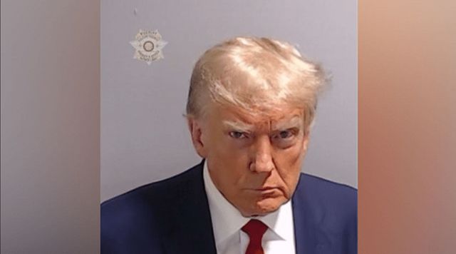 Trump s-a prezentat la o inchisoare din Atlanta pentru a fi amprentat si fotografiat ca inculpat