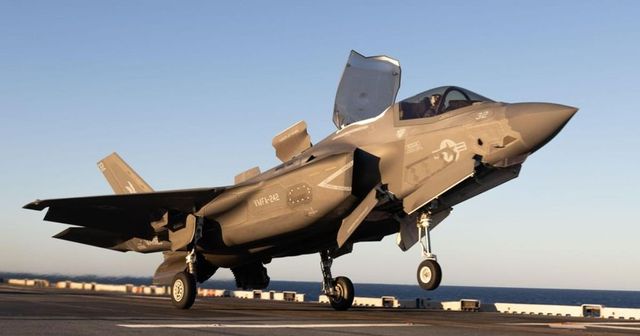 Avion de vânătoare american, nevoit să aterizeze de urgență după ce a fost lovit de un foc de armă iranian