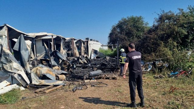 Голям пожар избухна край Черноморец, евакуираха туристи