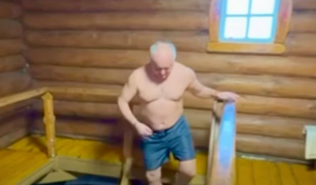 Igor Dodon a ales o mănăstire din Rusia pentru a se scufunda de Bobotează