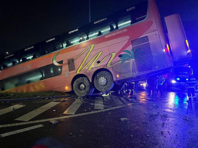 Plan roșu de intervenție activat în Brăila după ce un autobuz cu 24 de pasageri s-a răsturnat