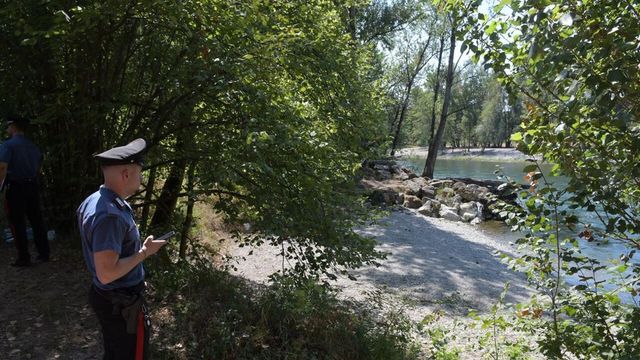 Muore tentando di salvare il nipotino nell'Adda, grave il bimbo