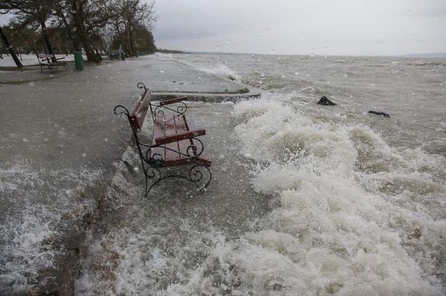 Orkánerejű széllökéseket mértek a Balatonnál