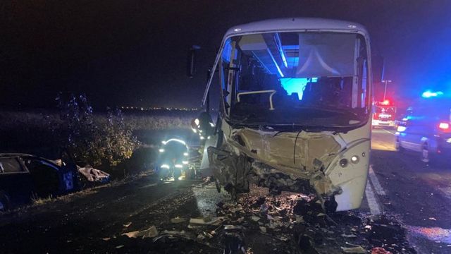 Doi morți și 20 de răniți, după un accident între autobuz și o mașină condusă de un șofer de 17 ani