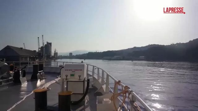 Sbarcati a Savona i 146 migranti soccorsi dalla Life Support di Emergency