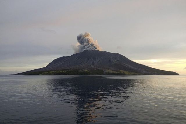 Indonesia, nuova eruzione del vulcano Monte Ruang