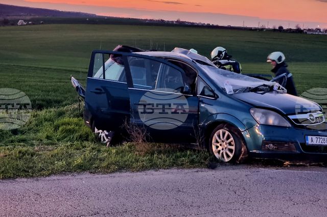 Жена загина, а три са в болница след челна катастрофа на пътя Добрич – Силистра