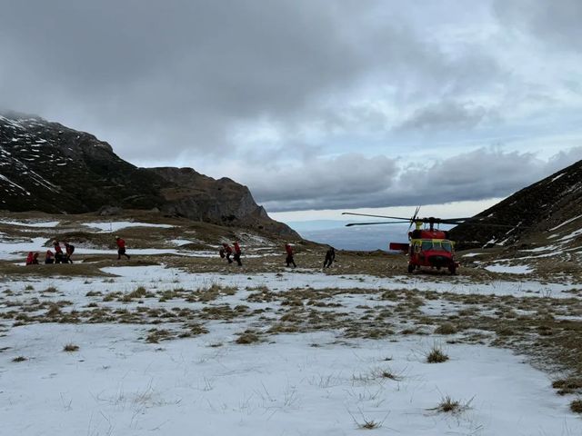 Tânărul dispărut în Bucegi duminică seara nu a fost încă găsit. Căutări extinse cu Black Hawk, drone și echipe Salvamont