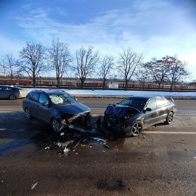 Două automobile, grav avariate într-un accident pe strada Albișoara. Un pasager a ajuns la spital