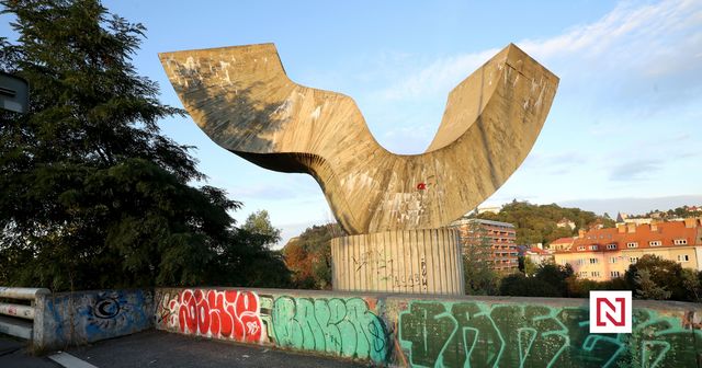 Masivní betonová plastika u Barrandovského mostu se zřítila