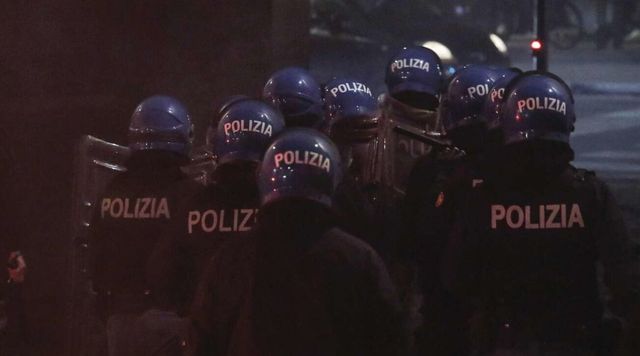 Corteo antirazzista in via Padova a Milano, la Polizia carica di nuovo i manifestanti