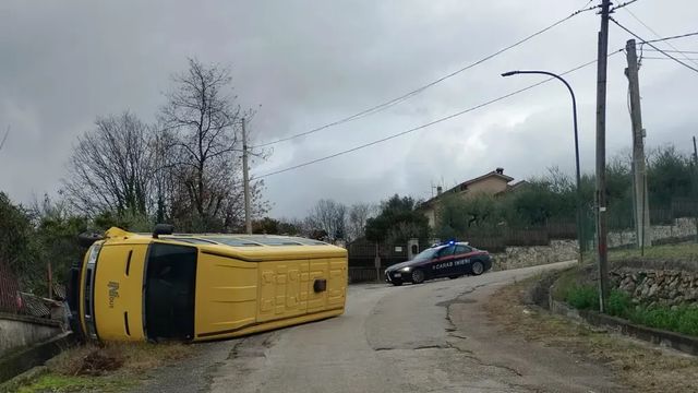 Frosinone, si ribalta scuolabus con 7 bambini