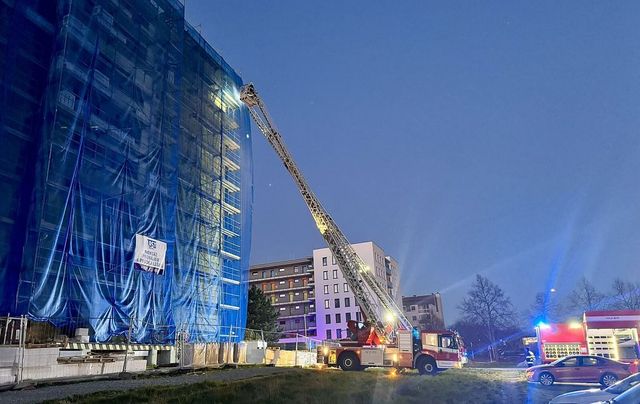 Hasiči ráno likvidovali požár radnice Prahy 15, zásah komplikoval oheň pod střechou