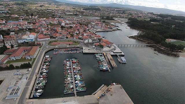 Muere una persona tras caer al mar con su vehículo en el puerto de Pontevedra