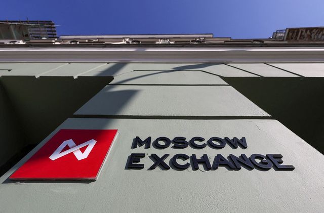 Bursa din Moscova a încetat să tranzacționeze în dolari și euro, din cauza noilor sancțiuni impuse de SUA