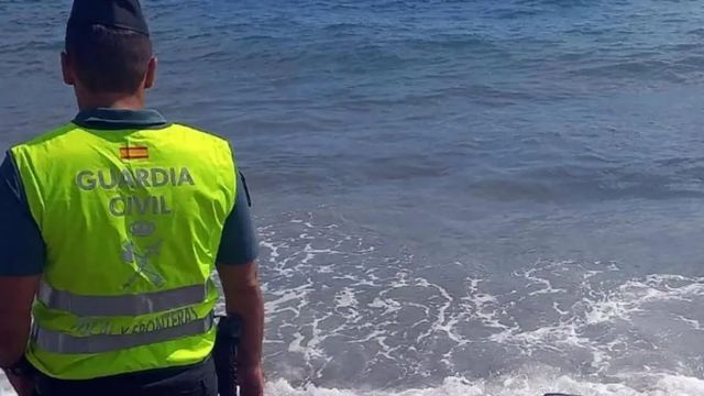 Hallan en la costa de Tenerife el cadáver de una mujer con una bolsa de plástico en la cabeza