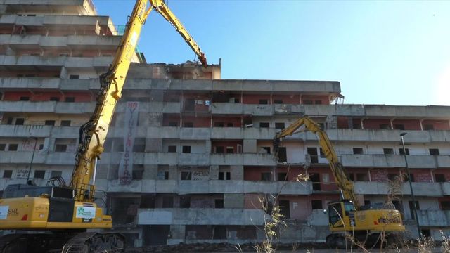 Scampia, iniziato l'abbattimento della Vela Rossa