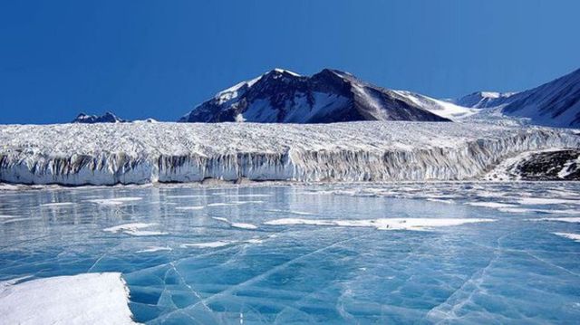 Calota glaciară se topește neașteptat de rapid. ONU: Putem avea un exod de proporții biblice