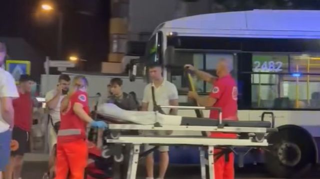Biciclistul care a lovit o adolescentă pe o trecere de pietoni din capitală a fugit de la locul accidentului. Care este starea fetei