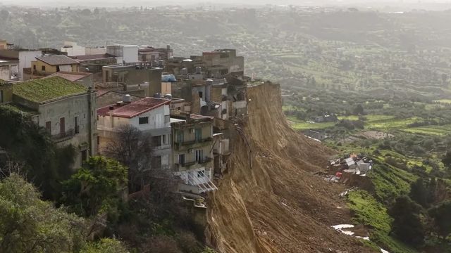 La frana di Niscemi avanza, precipita anche l'auto simbolo