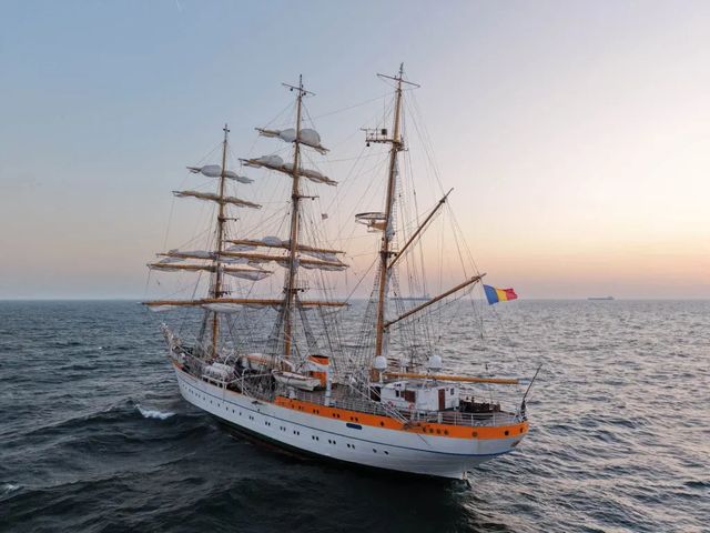 Bricul Mircea, simbolul forțelor navale române, a participat la Parada Velierelor din New York, de Ziua Americii