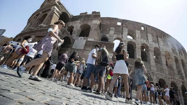 A luglio i prezzi dei pacchetti vacanze in Italia a +19,5%, il triplo dell'Ue