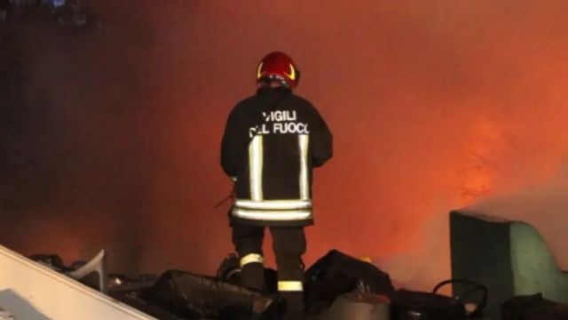 Fiamme in casa nel Pisano, morta una bambina