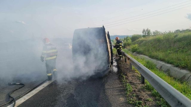 Un microbuz cu nouă persoane a luat foc pe o autostradă din Sibiu. De la ce a pornit incendiul