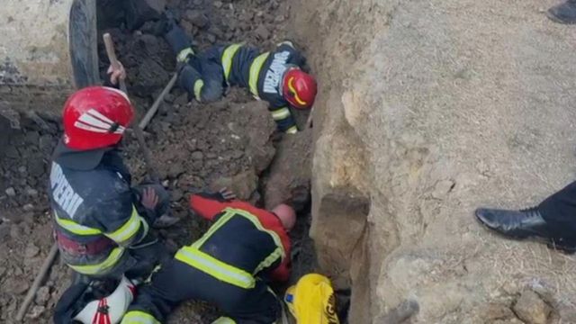 Doi muncitori din Vâlcea, îngropați sub un mal de pământ în timp ce săpau un șanț