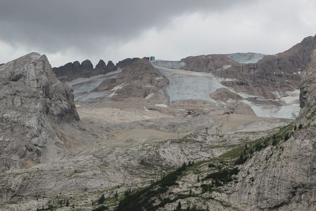 Due alpinisti morti sulla Marmolada, in corso recupero