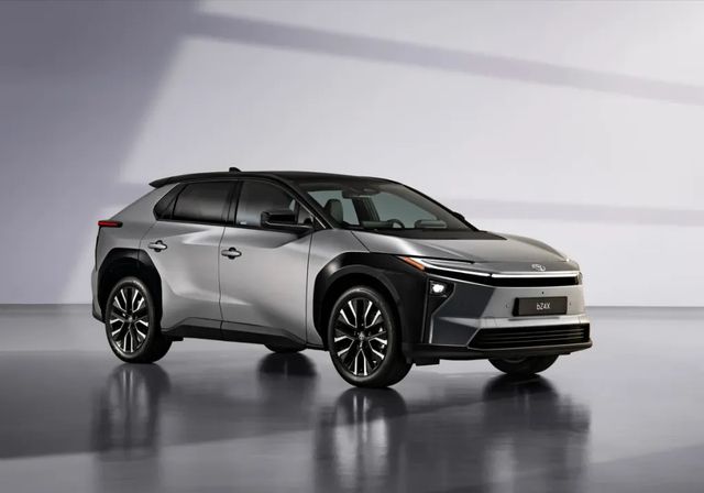 A la luna 18.000 veces: ya hay 599.000 coches electrificados en España