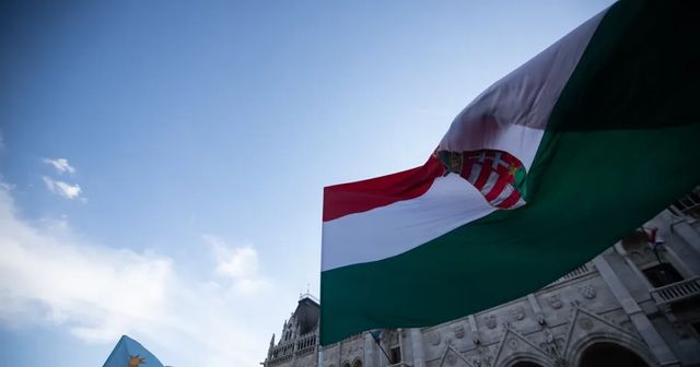 Új zászló kerül fel a Parlament épületére a magyar és a székely mellé