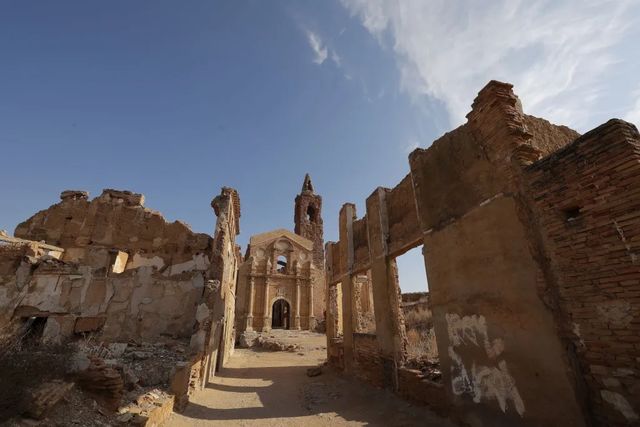 Belchite, espejo de cipreses y de la maldición que persigue a España
