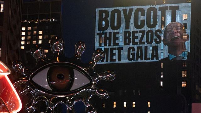 Torna il Met Gala, tra superstar, polemiche e proteste contro i Bezos