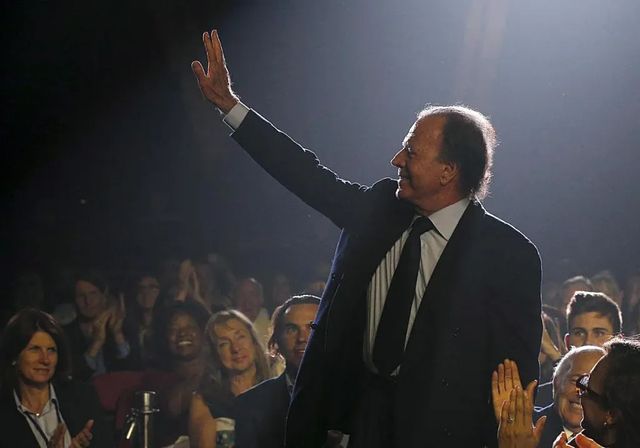 Julio Iglesias anuncia que está preparando su defensa