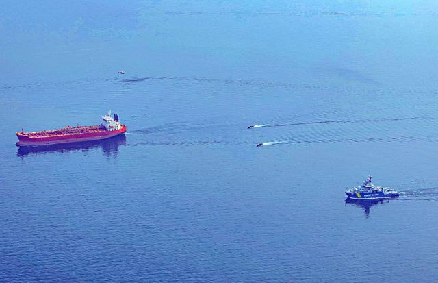 Macron, Francia e partner hanno intercettato una petroliera russa nell'Atlantico