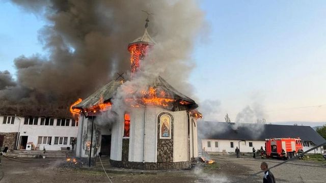 Incendiu uriaș la Mănăstirea Podu Coșnei: a ars paraclisul și parțial corpul de chilii
